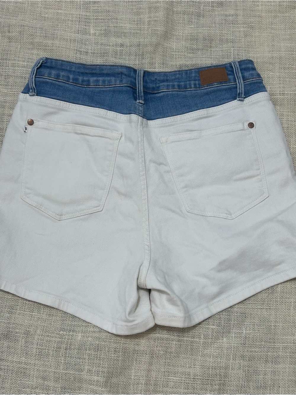 Judy Blue Denim Shorts Women
Size L White Blue Casual
Summer Stretch - Picture 4 of 12